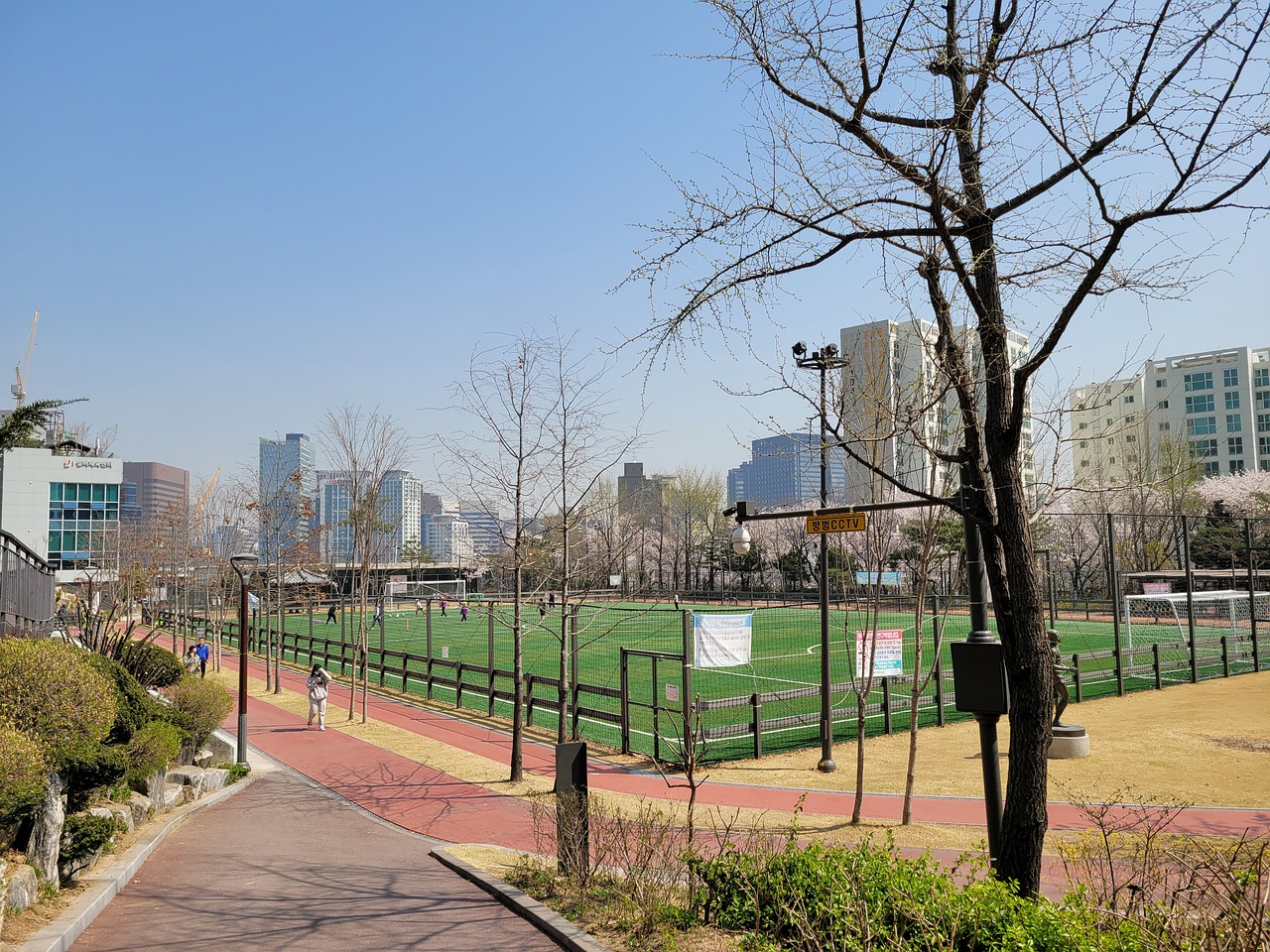 他抓住一个
